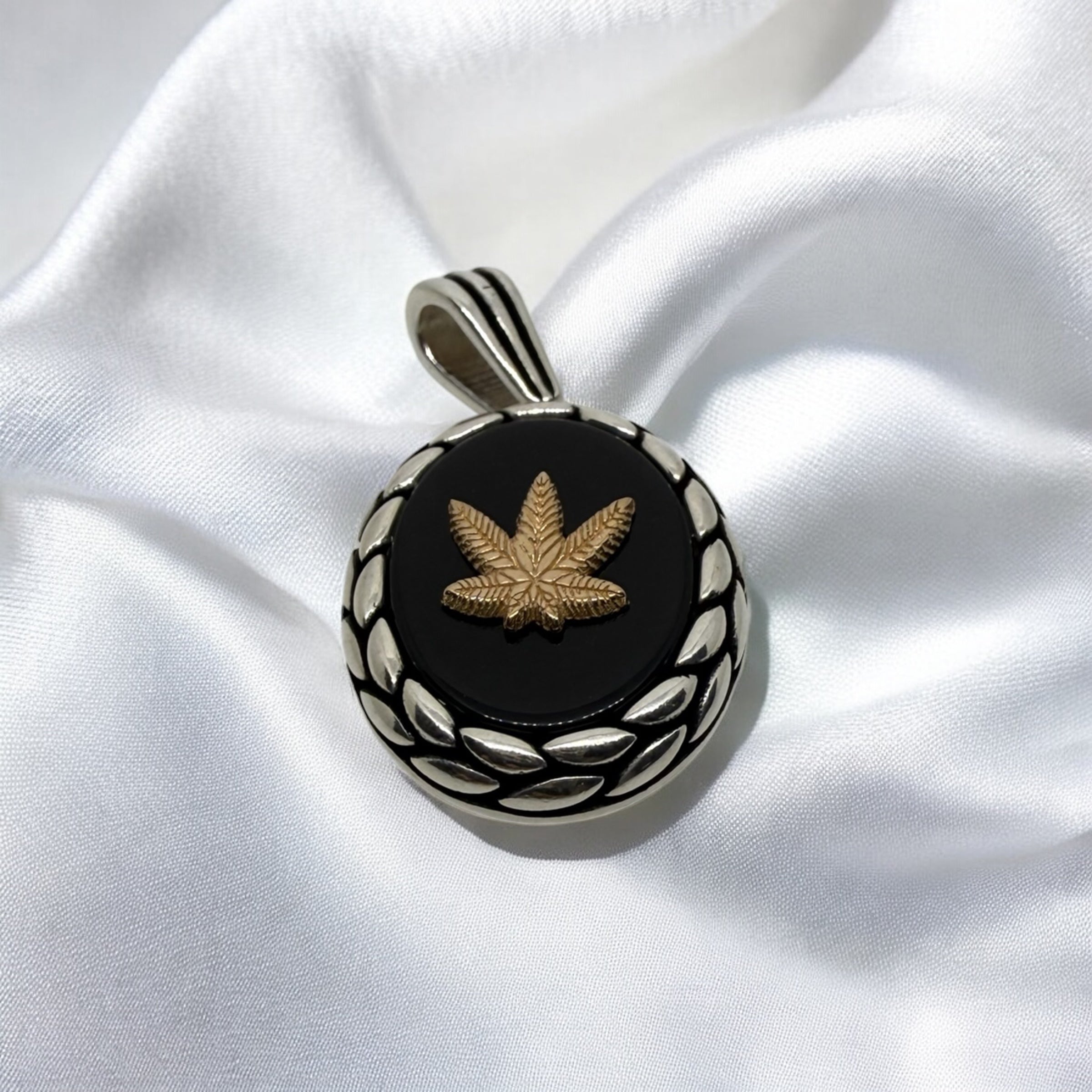 925 Sterling Silver Black Leaf Oval Pendant