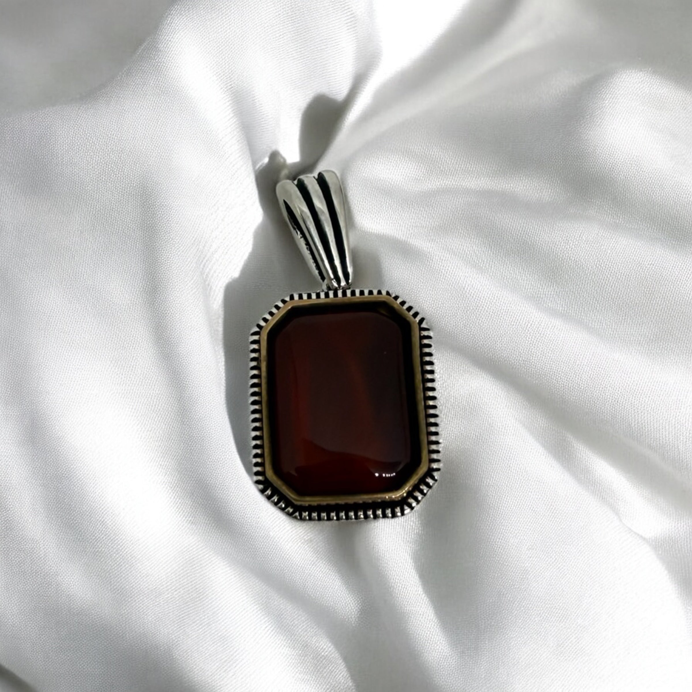 925 Sterling Silver Vintage Garnet Edge Pendant